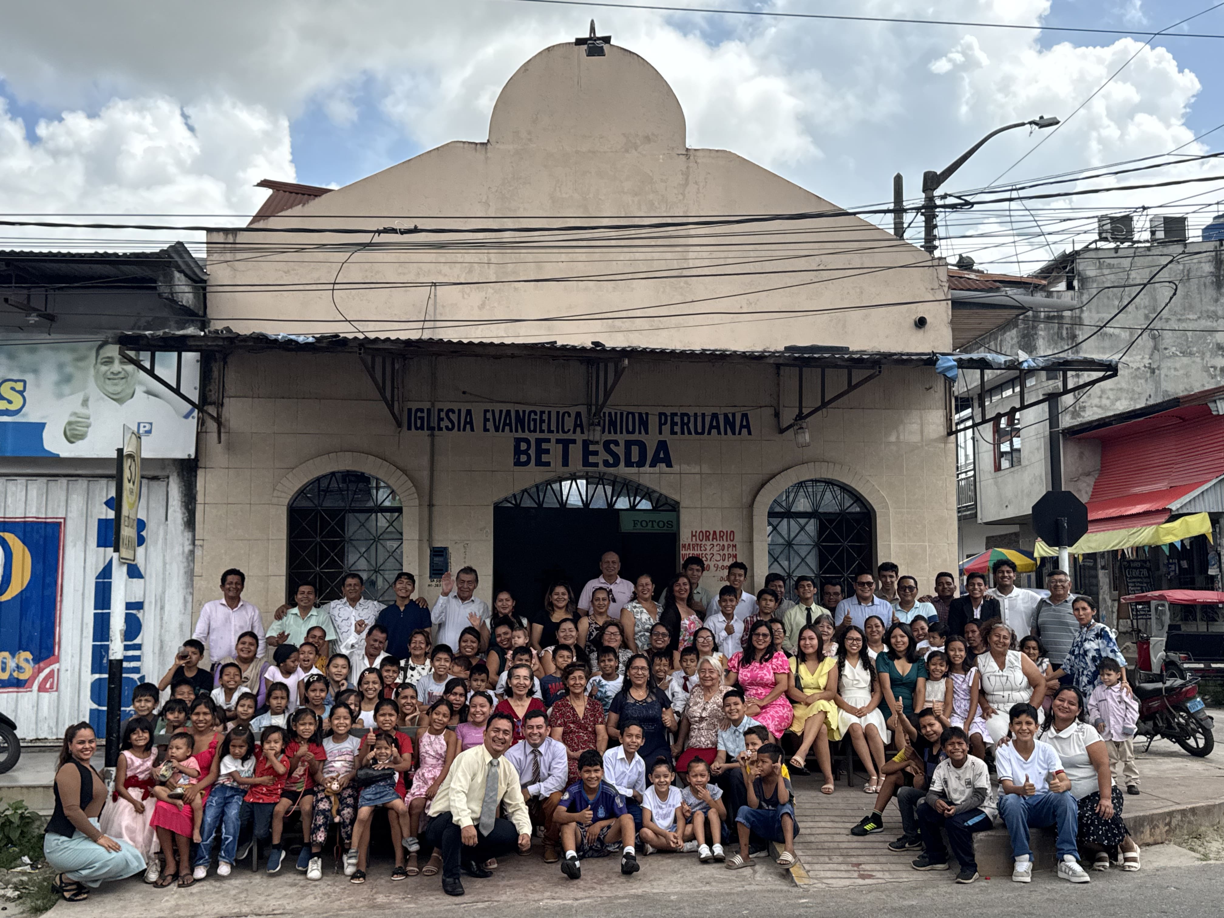 Congregación de la Iglesia Betesda reunida en adoración