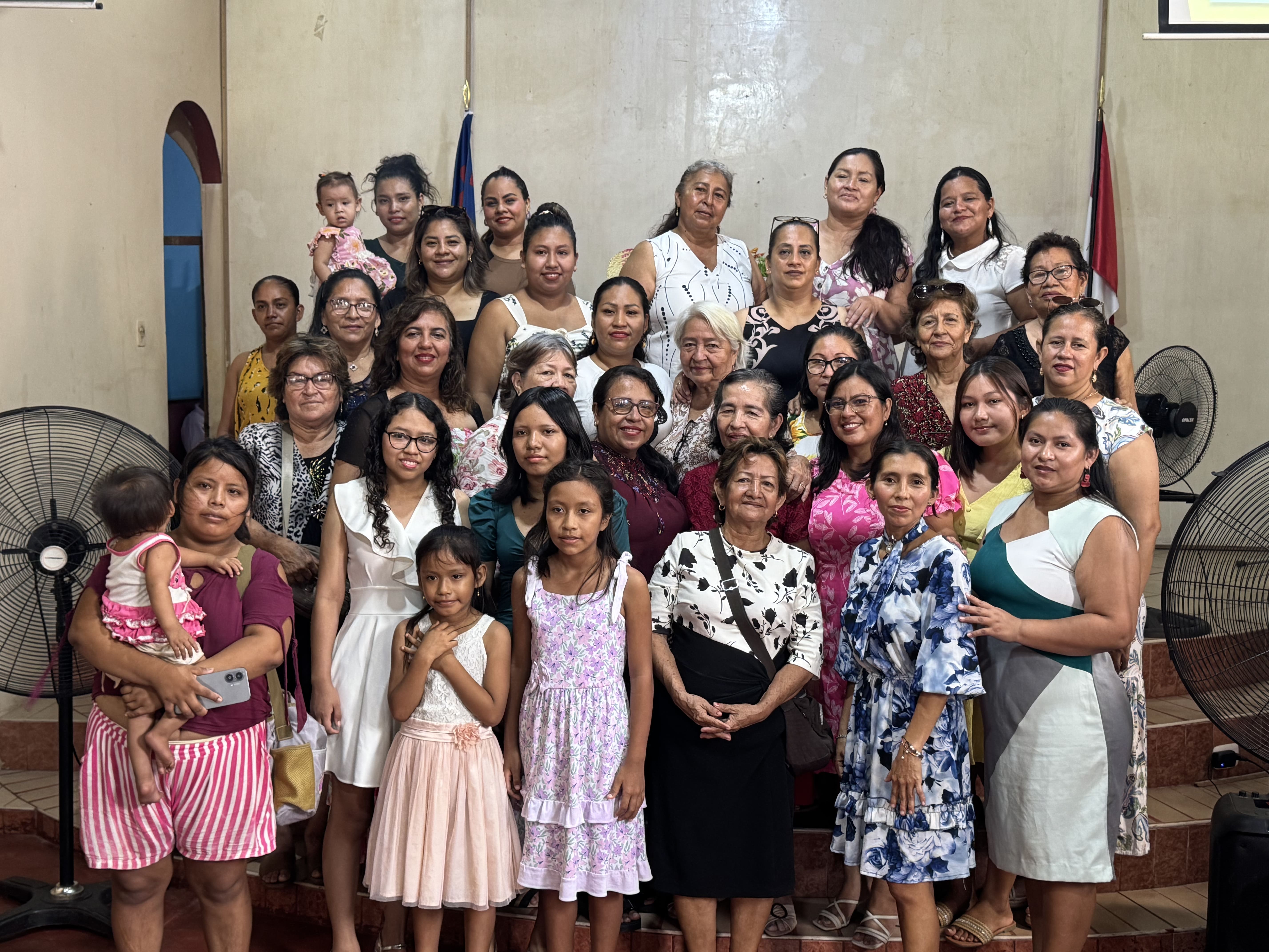Vista de la Sociedad de Mujeres en reunión.