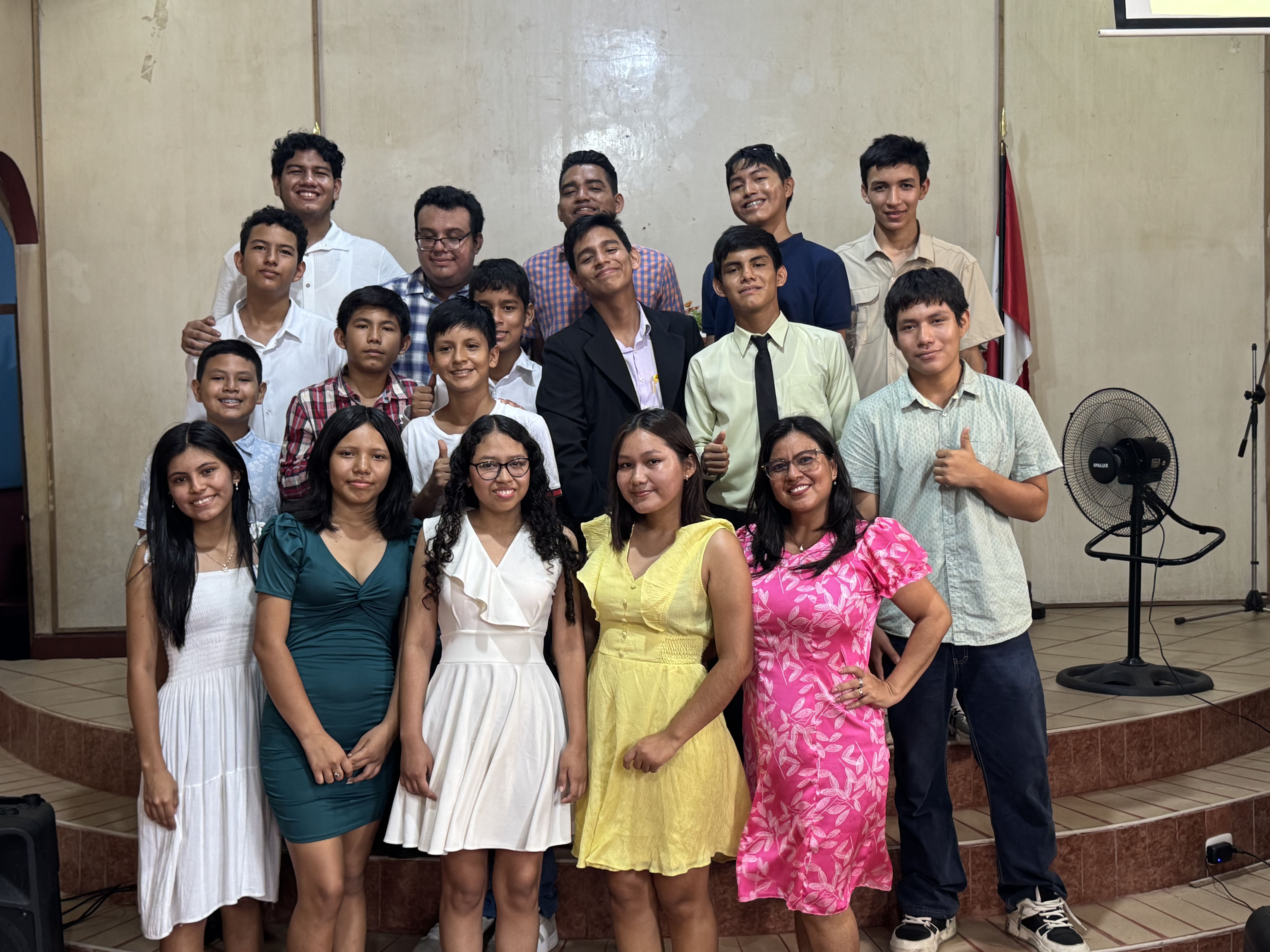 Vista de la Sociedad de Jóvenes en reunión.